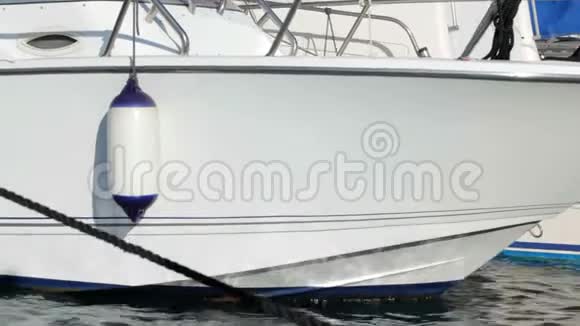 意大利港口停泊的白色游艇船头的特写视频的预览图