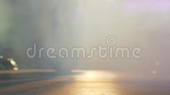 时尚活动身着长袍的模特在浓烟中走上舞台视频的预览图