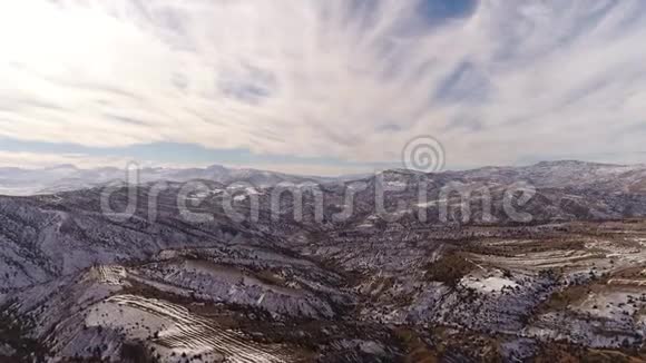 美丽的土耳其山上覆盖着雪从无人机看到的4k蓝色多云的天空视频的预览图