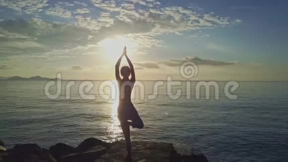 医生从女孩手持瑜伽姿势远离日出之路视频的预览图
