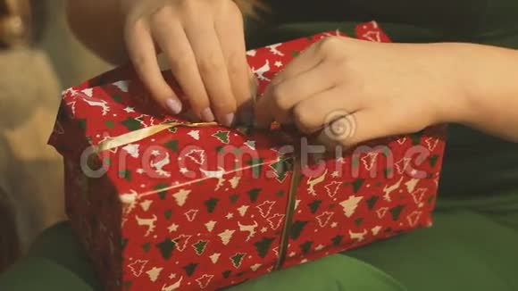 女孩的手送礼物盒视频的预览图