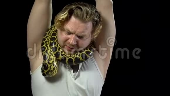 戴着蟒蛇脖子的人视频的预览图