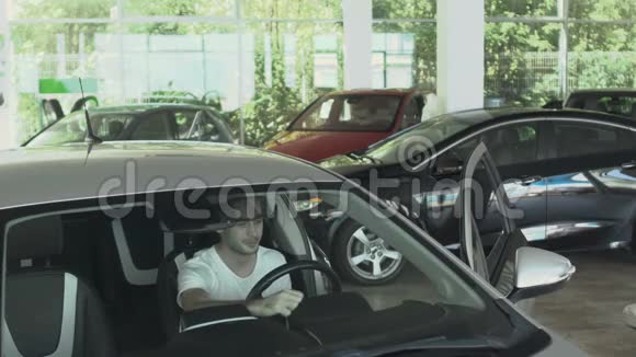 时尚男士的肖像靠在汽车车门上车上有车钥匙视频的预览图