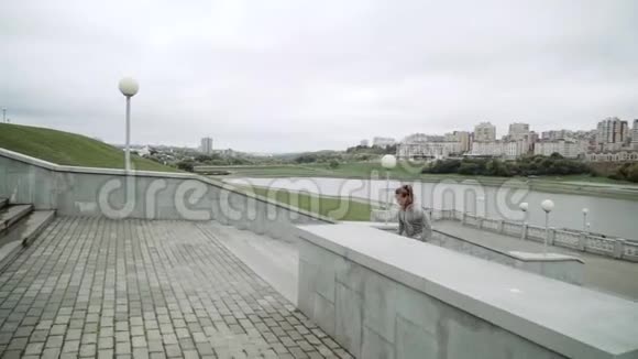 户外拍摄的适合年轻女人跑在台阶上跑步者早上在楼梯上锻炼慢动作视频的预览图