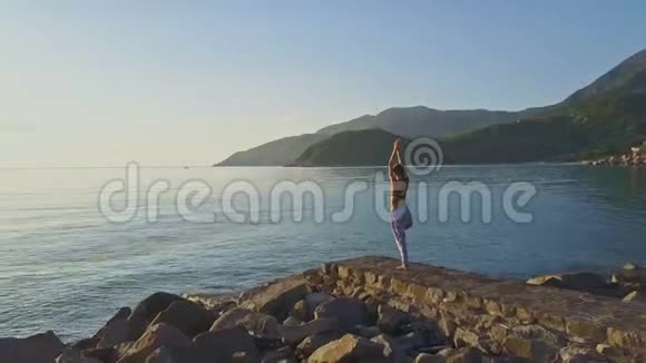 Drun在瑜伽姿势中移动以对抗丘陵地带视频的预览图