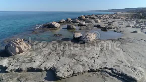 科普特的跨度有大巨石的海滩视频的预览图