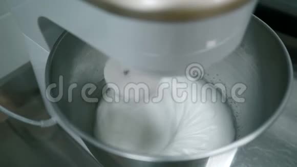 关闭工业打蛋器它是混合糖黄油和牛奶做蛋糕视频的预览图