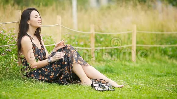 可爱的女人在户外公园放松视频的预览图
