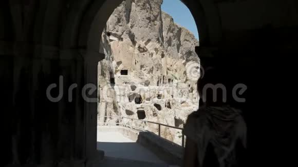 年轻女孩走在瓦迪西亚乔治亚洞穴修道院视频的预览图