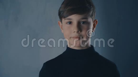 10岁看镜头的男孩肖像视频的预览图
