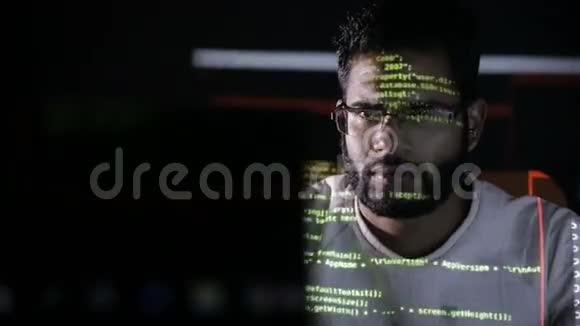 男性阿拉伯黑客在黑暗中黑客入侵电脑他脸上的电脑密码视频的预览图