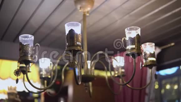 原来的吊灯是由杯架和眼镜做成的视频的预览图