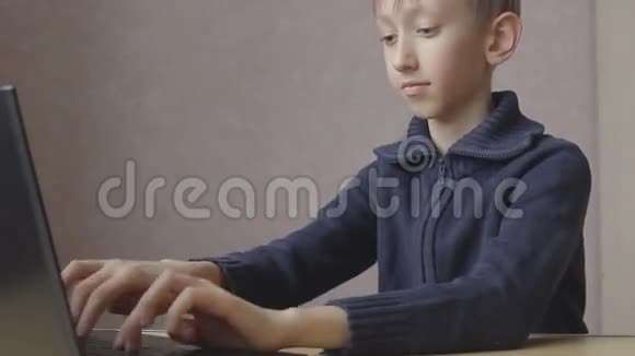 快乐的孩子在网上工作视频的预览图