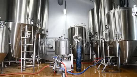啤酒厂生产啤酒钢库和管道啤酒生产线设备分阶段生产视频的预览图