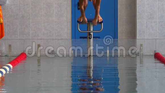 男子运动员在水中跳跃这位男游泳运动员从水里爬出来开始游起泳姿男性视频的预览图