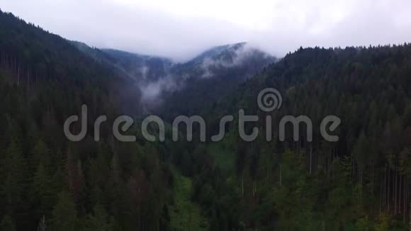 空中观景台在美丽的云彩中飞越高山空中摄影机拍摄空中云层雾蒸汽视频的预览图