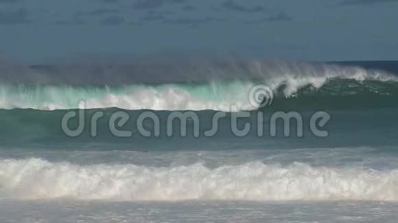 毛伊岛海岸线的巨浪视频的预览图