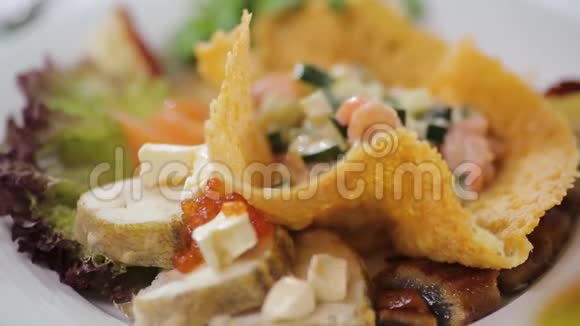 希腊色拉与新鲜蔬菜费塔奶酪和黑色橄榄白色盘子选择性聚焦把沙拉收起来视频的预览图