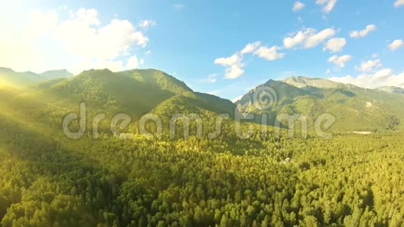 空中射击在森林上空沿着山脉飞行向左转视频的预览图