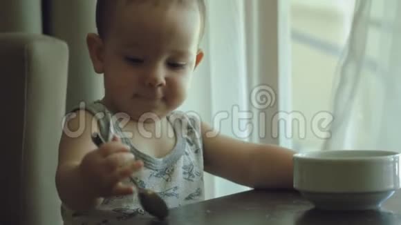 一个小男孩自己吃粥4K视频的预览图