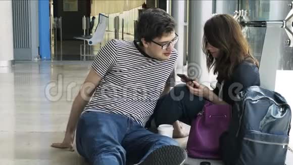 年轻夫妇正在瓦伦西亚机场等待航班视频的预览图