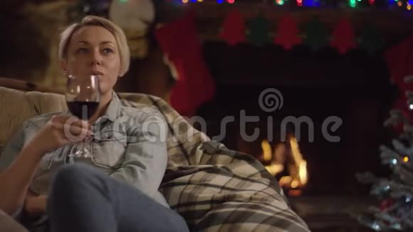 成年女性在圣诞夜独自喝酒视频的预览图
