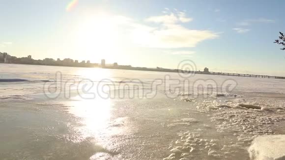 冬季临江的城市全景临江有高楼的城市那条冰冻的大河附近视频的预览图