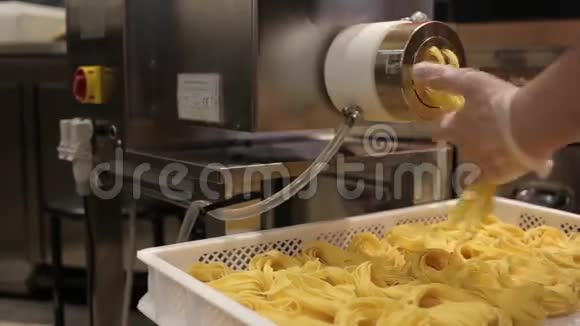 煮意大利面的机器视频的预览图
