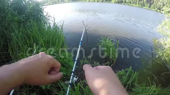 两只手在湖边钓鱼时伸出大拇指视频的预览图