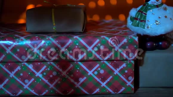 新年的背景礼物和模糊的圣诞灯特写视频的预览图