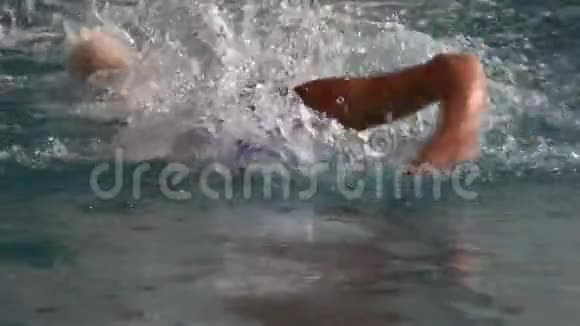 慢动作运动员一个人用一种姿势爬行游泳参加游泳比赛的男游泳运动员他的表演视频的预览图