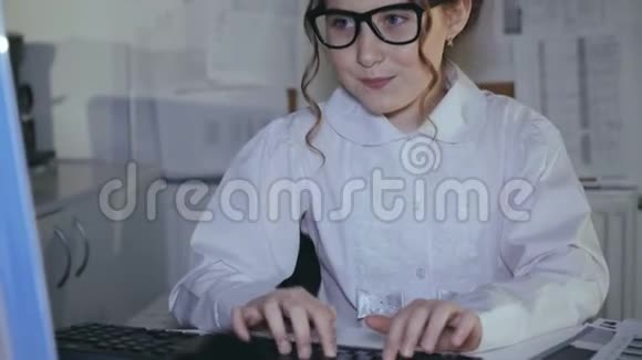 忙碌的微笑女孩在键盘上打字用图表视频的预览图