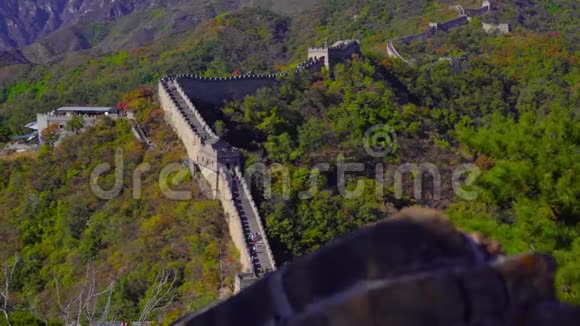 中国长城的缓动稳定拍摄它在一个秋天的开始从山的一侧升起照相机视频的预览图