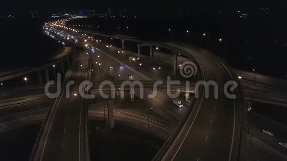 巨大的道路交叉口高速公路交汇处之夜4飞机视频的预览图