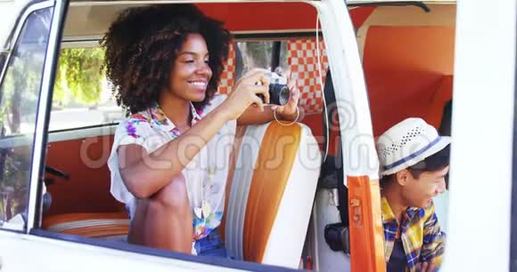 幸福的女人用老式相机拍照4k视频的预览图