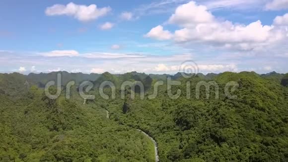 高鸟瞰群山间的现代道路美景视频的预览图