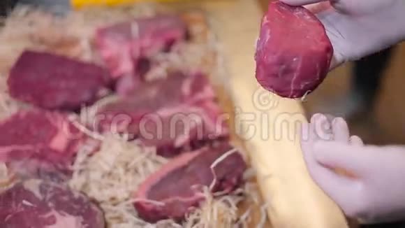 厨师展示牛排的肉视频的预览图