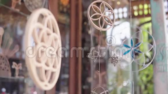 木制的手工圆圈正旋转着挂在商店橱窗里的绳子上商店外面的招牌视频的预览图