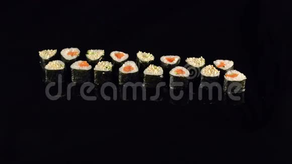 乌黑背景下用筷子的寿司视频的预览图