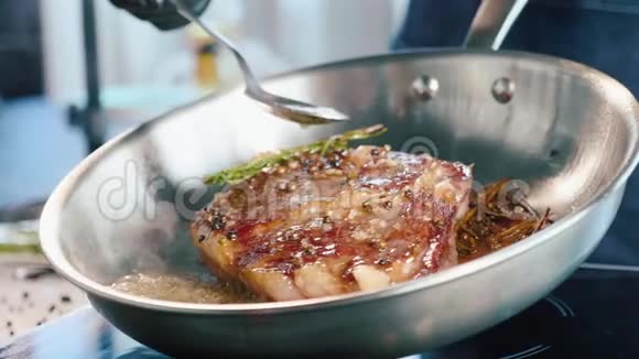 肉排是用黄油和油脂在煎锅上煎特写慢动作视频的预览图