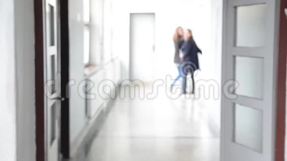 高中生进入教室模糊的学生走在学校走廊上Brea之后的学生上课视频的预览图
