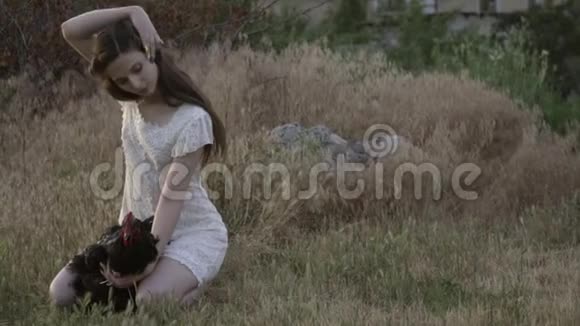 穿着白裙的纤纤维裙在草地上扎头发视频的预览图