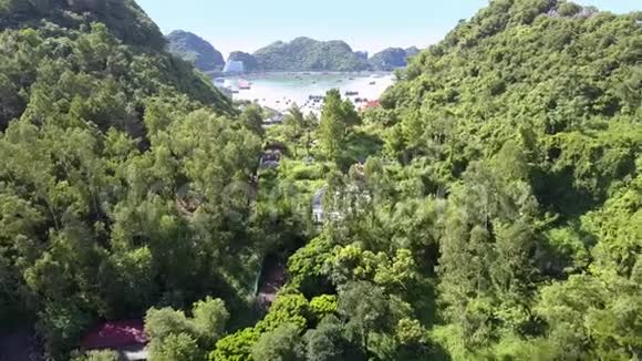 乘飞机飞过绿山穿过小镇到广洋湾视频的预览图