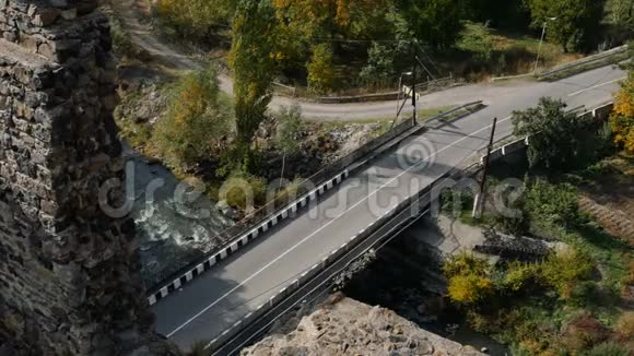 从山顶看过山河上的小桥的汽车视频的预览图