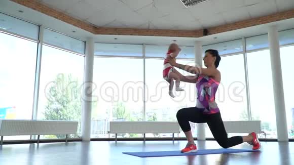 从侧面看妈妈在瑜伽垫上做体操时如何照顾孩子视频的预览图