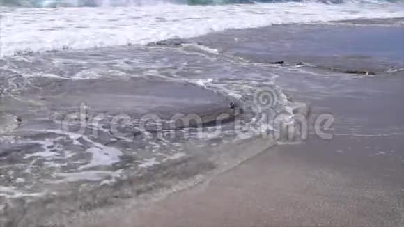 海岸石头被水冲洗视频的预览图