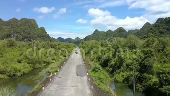 亚洲博格和森林之间的现代道路视频的预览图