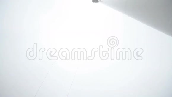 风轮机塔和起重机视频的预览图