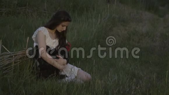 穿着鸡皮疙瘩的女孩躺在草地上视频的预览图
