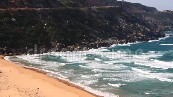 波浪冲向岸边视频的预览图